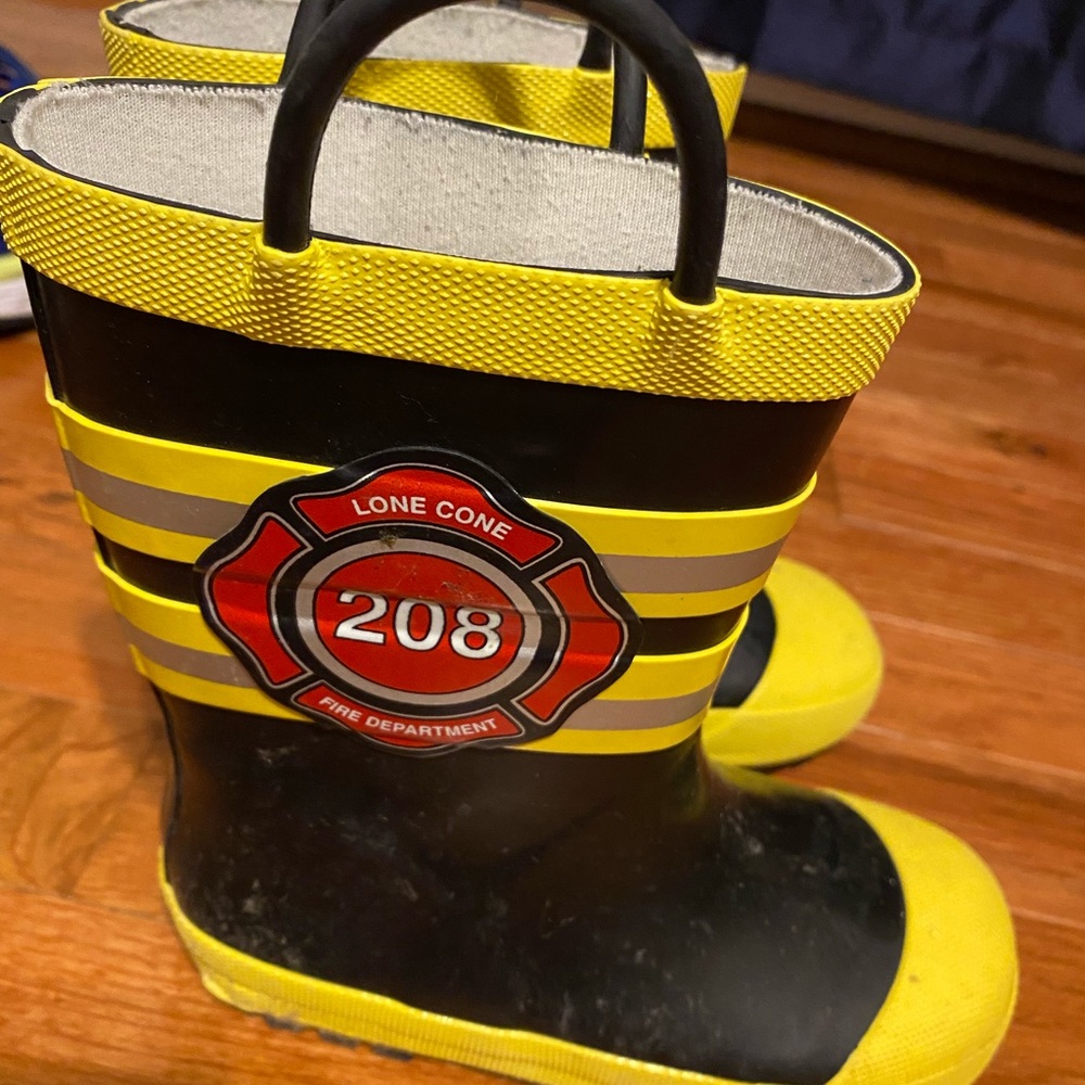 Boys shoes sizes 9-11. Some never worn.